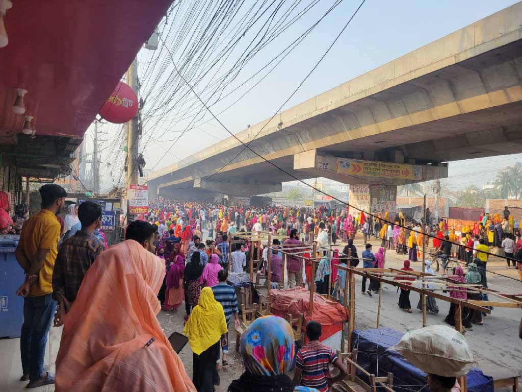 কেয়া গ্রুপের দুই কারখানার ২২০০ শ্রমিক ছাঁটাই, প্রতিবাদে বিক্ষোভ