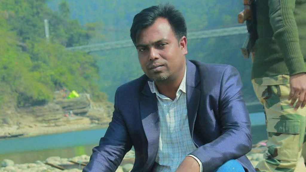 চাঁদাবাজি নিয়ে লাইভের পর সাংবাদিককে প্রকাশ্যে কুপিয়ে হত্যা