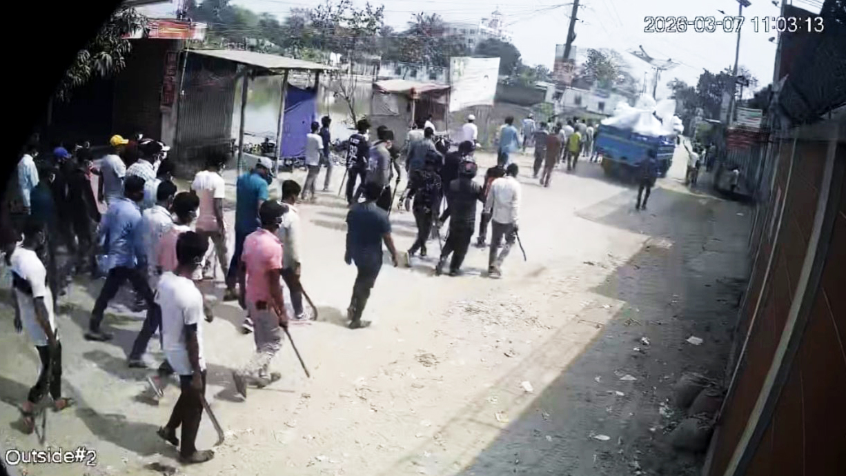 গাজীপুরে ঝুট ব্যবসা দখল নিয়ে বিএনপির দুই পক্ষের সংঘর্ষ, ককটেল বিস্ফোরণ