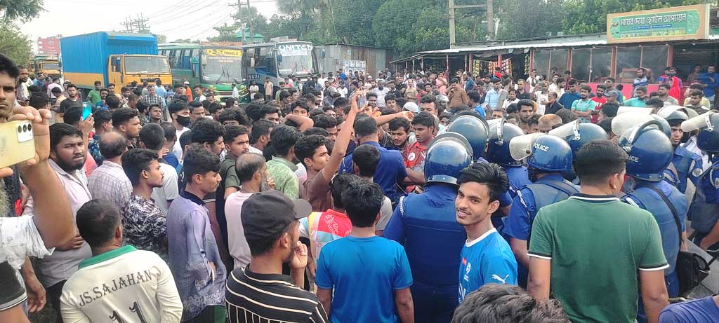গাজীপুরে শ্রমিকদের মহাসড়ক অবরোধ, পুলিশের সাউন্ড গ্রেনেড নিক্ষেপ, সাংবাদিকসহ আহত ১০