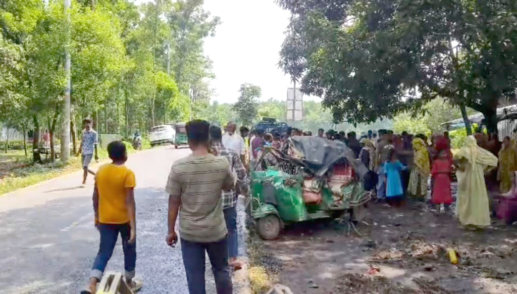 গাজীপুরে কাভার্ড ভ্যান-অটোরিকশার সংঘর্ষ, নিহত ৪