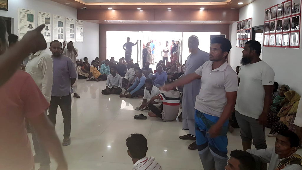 গাজীপুরে ধান গবেষণা ইনস্টিটিউটে শ্রমিকদের বিক্ষোভ