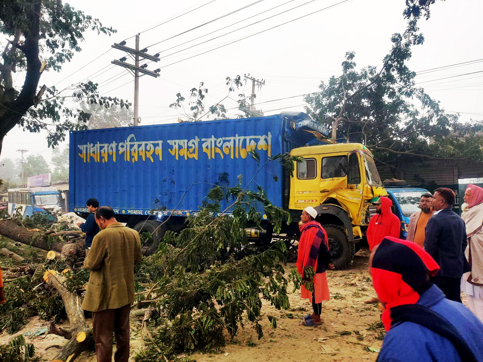 আজ ভোরে কাভার্ড ভ্যানের ধাক্কায় পুলিশের গাড়ি উল্টে যায়। ছবি: আজকের পত্রিকা