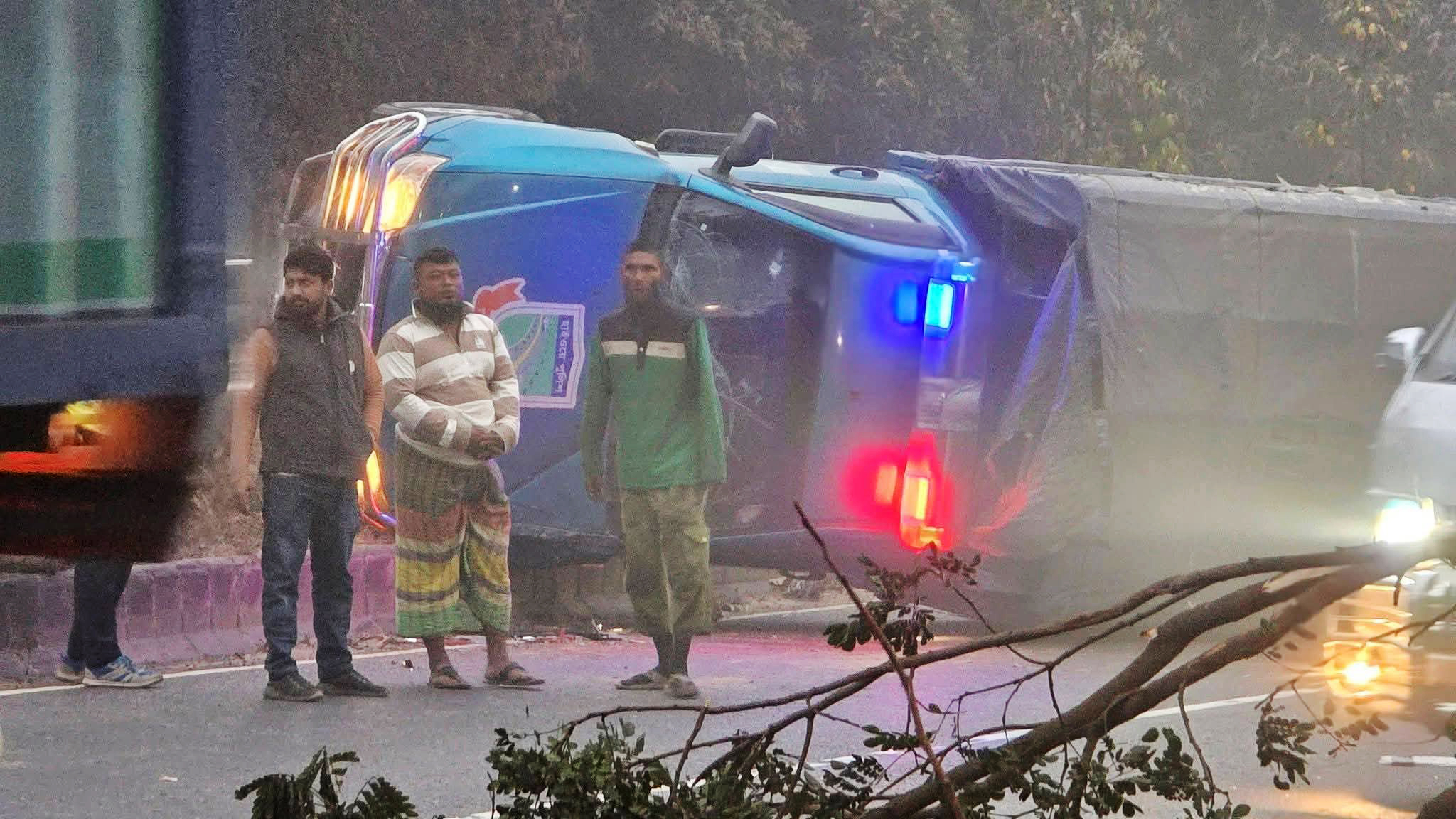 গজারিয়ায় পুলিশের টহল গাড়িতে কাভার্ড ভ্যানের ধাক্কা, সার্জেন্টসহ আহত দুই