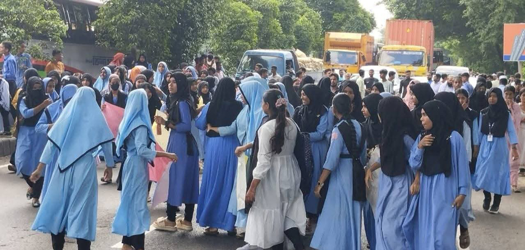 গজারিয়ায় সড়কে অষ্টম শ্রেণির ছাত্রী নিহত, মহাসড়ক অবরোধ করে বিক্ষোভ শিক্ষার্থীদের