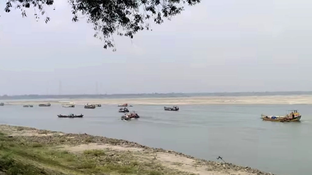 ট্রলারে দুই পক্ষের গোলাগুলি, আহত ১০