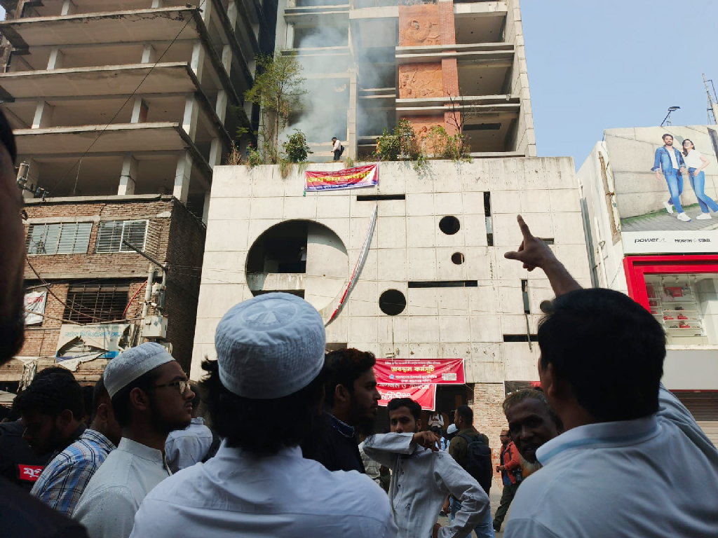 আওয়ামী লীগের কেন্দ্রীয় কার্যালয়ে আগুন