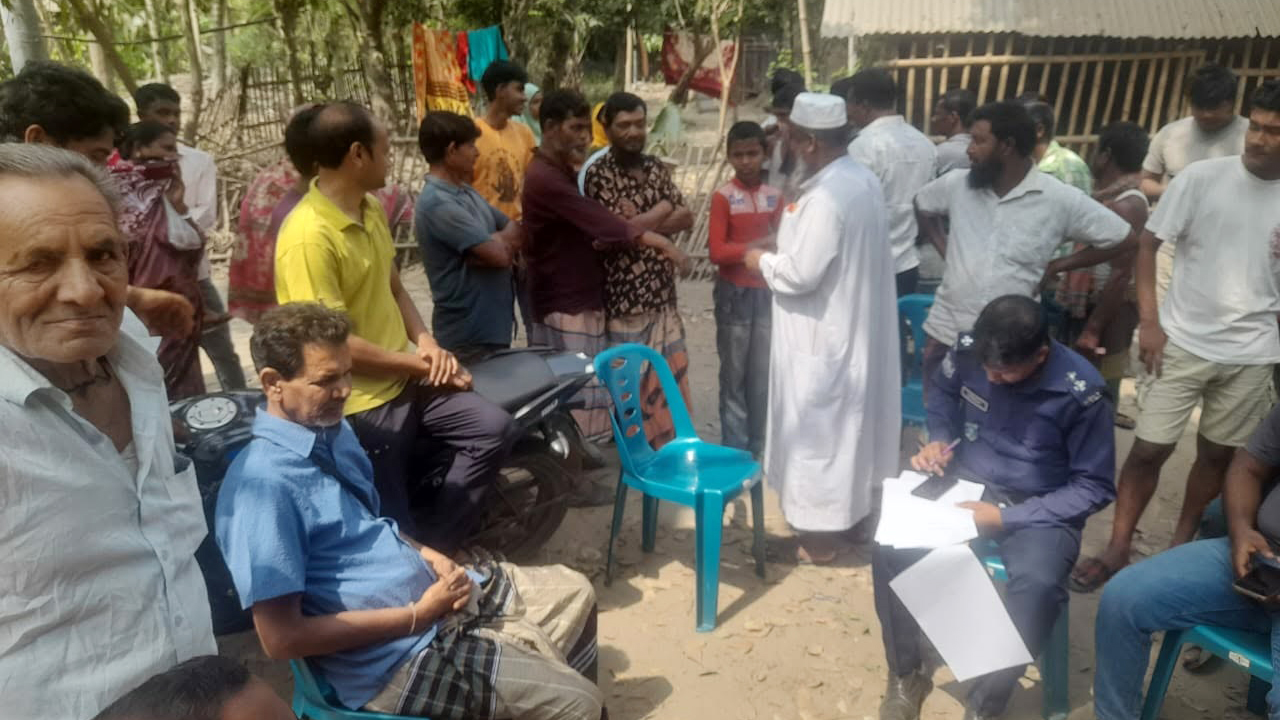 নিজ বাড়িতে মিলল অর্ধগলিত মরদেহ