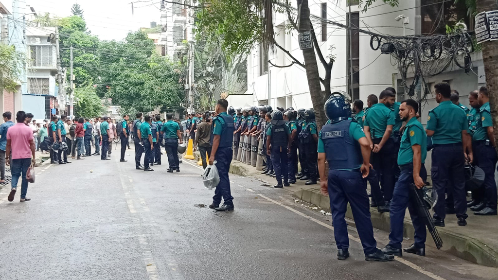 উত্তরায় জিএম কাদেরের বাসার নিরাপত্তায় বিপুল পুলিশ মোতায়েন
