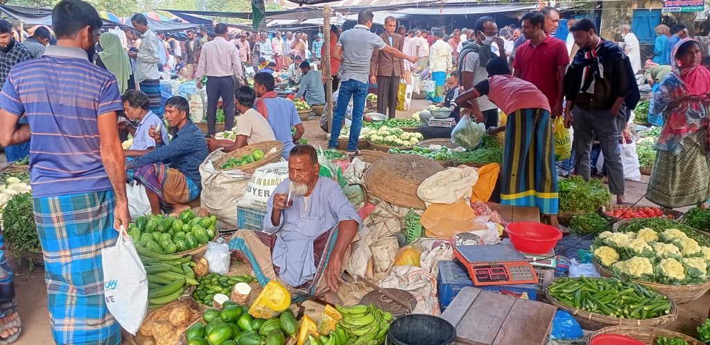 সিন্ডিকেটের কবলে নিত্যপণ্যের বাজার: মেহেরপুরের গাংনীতে ক্রেতার নাভিশ্বাস