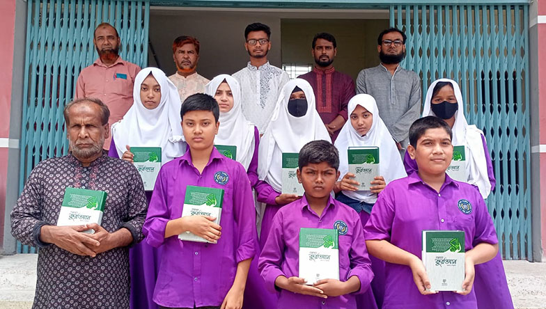 গাংনীতে শিক্ষার্থীদের কোরআন উপহার দিল ‘পাঠকবন্ধু’