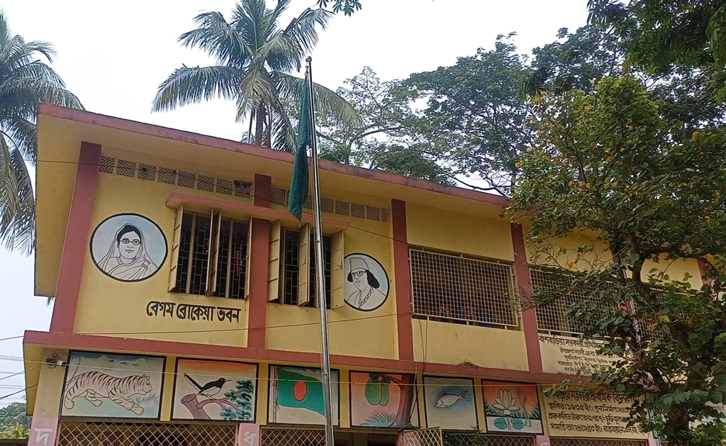গাংনীতে স্কুলে পচা ডিম সরবরাহের ঘটনায় ঠিকাদার নয়, শোকজ খেলেন প্রধান শিক্ষক