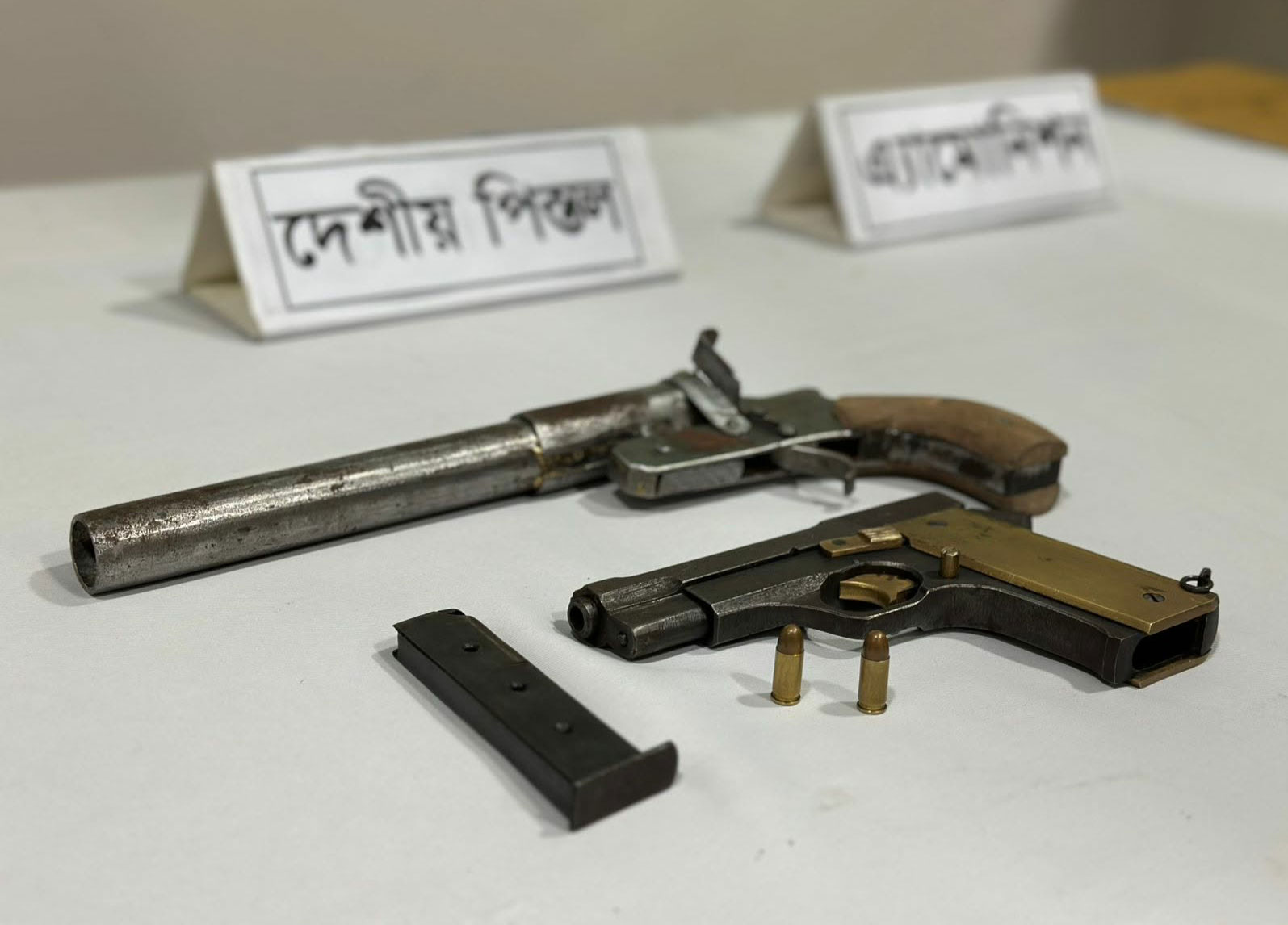 গাংনীতে ভুট্টাখেত থেকে দুটি পিস্তল ও গুলি উদ্ধার