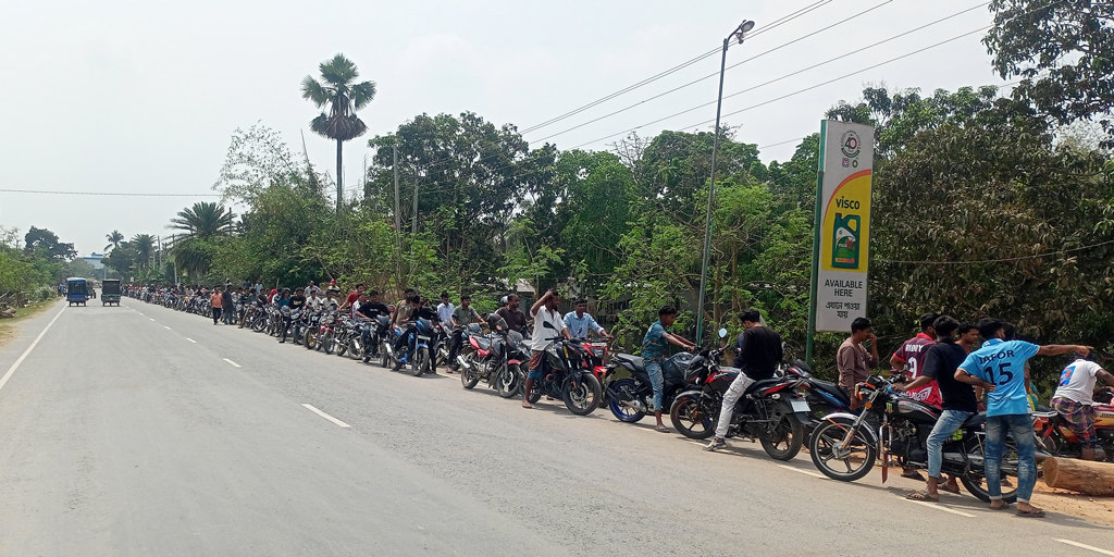 তেলের অপেক্ষায় মোটরসাইকেলের দীর্ঘ লাইন, সীমিত সরবরাহে ভোগান্তি