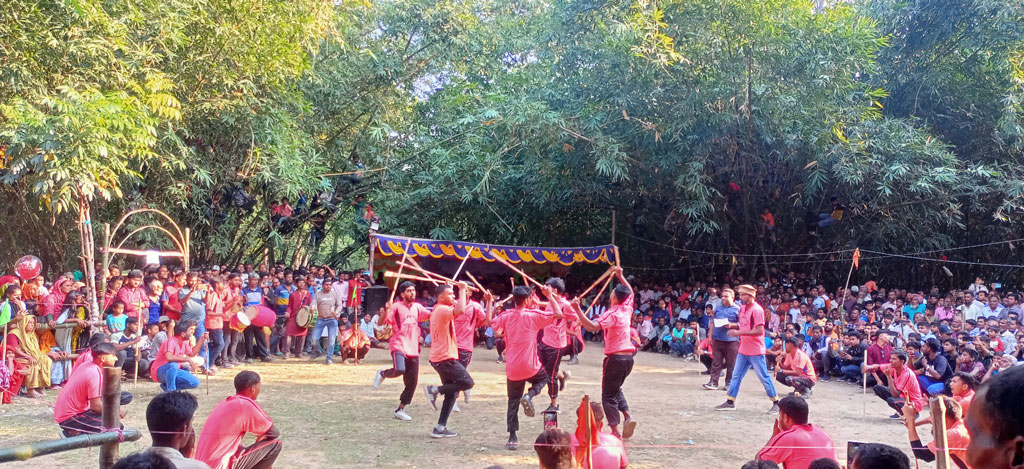 লাঠিখেলা দেখতে দর্শকদের উপচে পড়া ভিড়