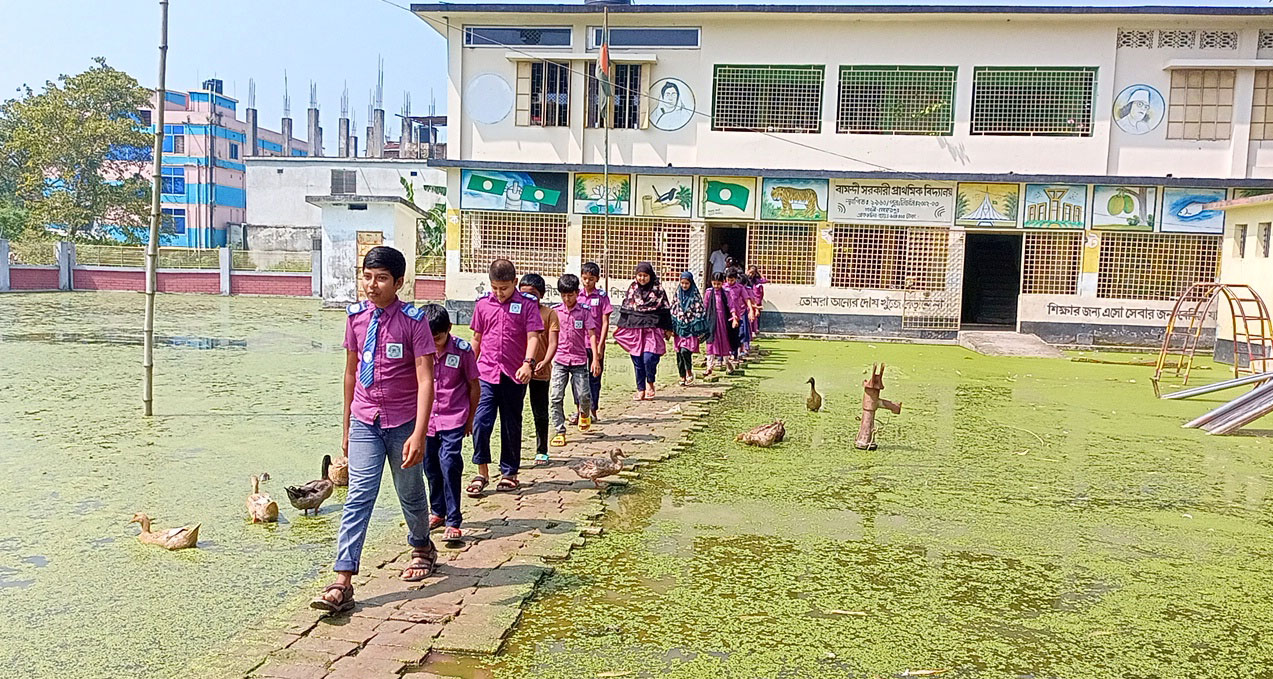 গাংনীতে দুই শিক্ষাপ্রতিষ্ঠানে চার মাস ধরে জলাবদ্ধতা, পাঠদান ব্যাহত