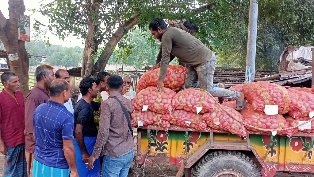 ৮ টাকা কেজি আলু, গাড়ি থামতেই মানুষের ভিড়