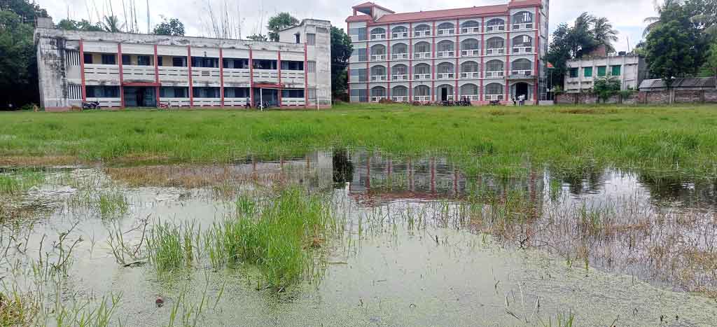 বৃষ্টিতে গাংনীর বিভিন্ন শিক্ষাপ্রতিষ্ঠানে জলাবদ্ধতা, দুর্ভোগ
