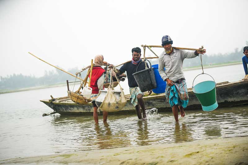 কনকনে শীত উপেক্ষা করে নৌকায় তিস্তা পাড়ি দিয়ে চরে লাগানো ফসলের পরিচর্যা করতে যাচ্ছেন একদল কৃষক। ছবিটি গঙ্গাচড়ার গজঘণ্টা ইউনিয়নের চর ছালাপাক এলাকা থেকে তোলা, রংপুর, ১১ জানুয়ারি ২০২৫। ছবি: আব্দুর রহিম পায়েল