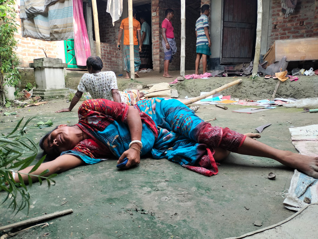ধর্মীয় কটূক্তির অভিযোগে হিন্দুপল্লিতে ভাঙচুর, ঠেকাতে গিয়ে আক্রান্ত পুলিশও