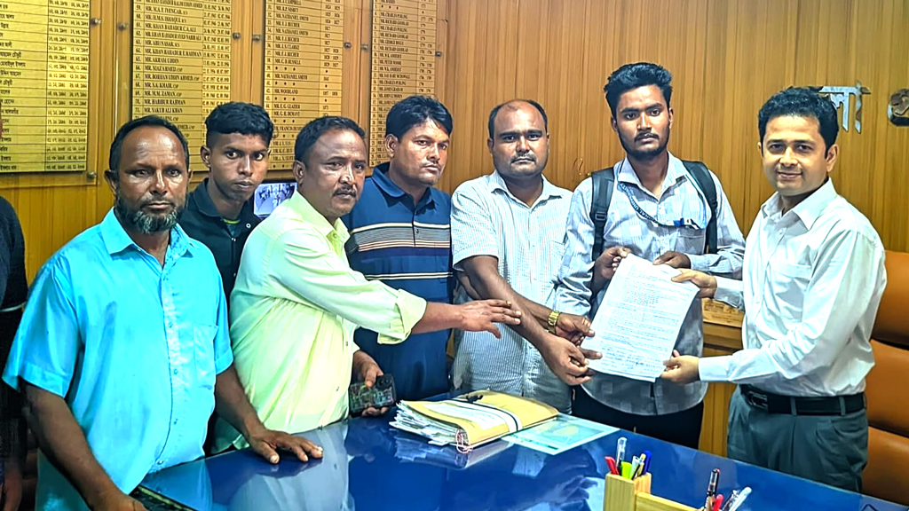 তিস্তার ভাঙনে বিচ্ছিন্ন গঙ্গাচড়ার নোহালী, তিন দাবিতে ডিসি বরাবর স্মারকলিপি