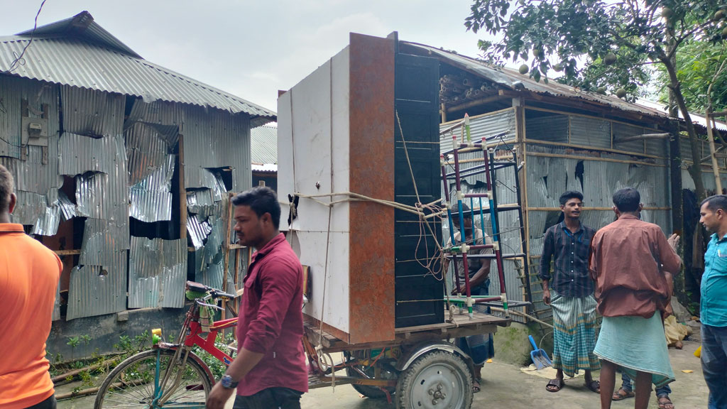 গঙ্গাচড়ায় হামলা: জিনিসপত্র নিয়ে এলাকা ছাড়ছেন অনেকে