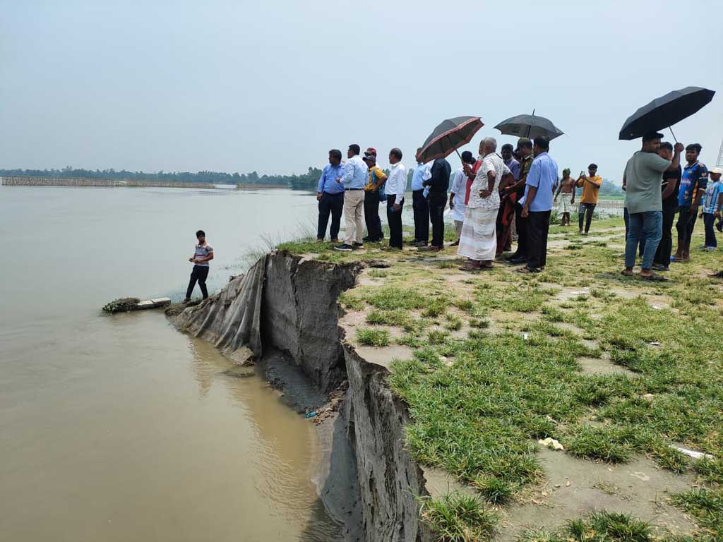 গঙ্গাচড়ায় তিস্তা সেতুরক্ষা বাঁধে ভাঙন অব্যাহত, এলজিইডির ঊর্ধ্বতন কর্মকর্তাদের পরিদর্শন
