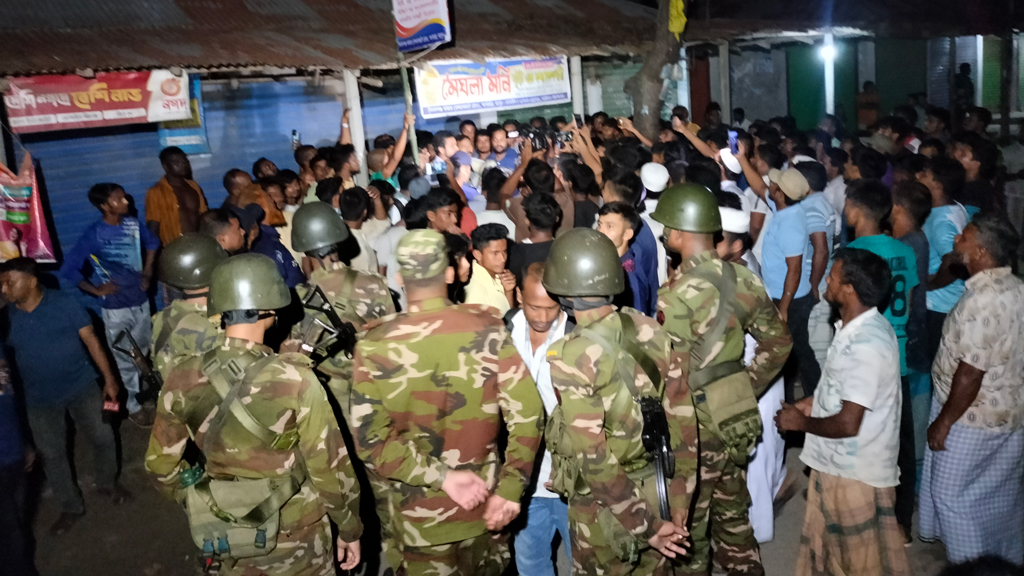 ধর্মীয় কটূক্তির অভিযোগে যুবক আটক, ভুল বাড়ি ভাঙচুর বিক্ষুব্ধ জনতার