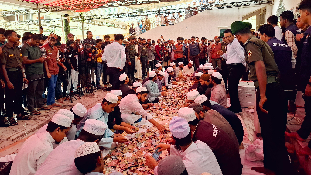 প্রকাশ্যে খোলা হলো শাহজালালের মাজারের দানবাক্স, চলছে গণনা