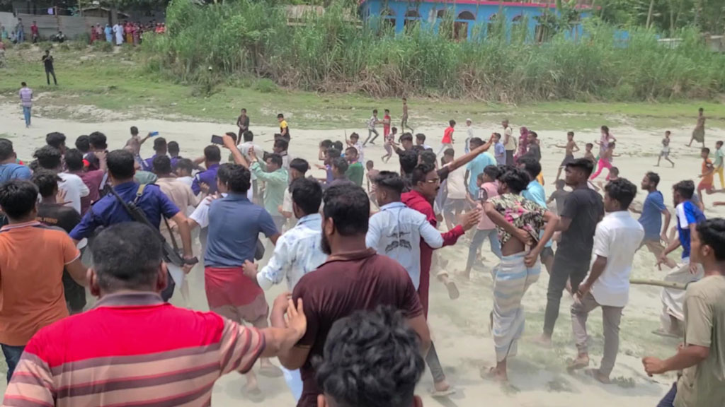 সিরাজগঞ্জের বেলকুচিতে ধর্ষণচেষ্টার অভিযোগে যুবককে ঘিরে বিক্ষুব্ধ জনতার ভিড়। ছবি: আজকের পত্রিকা