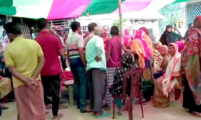 রোগী দেখতে যাওয়ার পথে মাইক্রোবাস নিয়ন্ত্রণ হারিয়ে নিহত ৩, আহত ৪