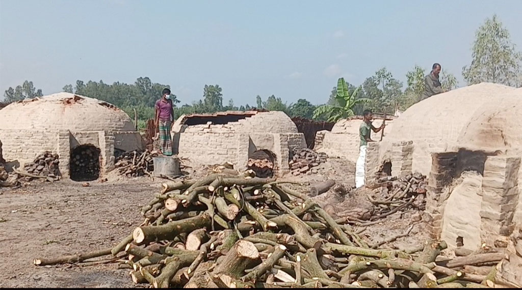 গাইবান্ধায় গুঁড়িয়ে দেওয়া হলো কাঠ পুড়িয়ে কয়লা তৈরির ৪৫টি চুল্লি