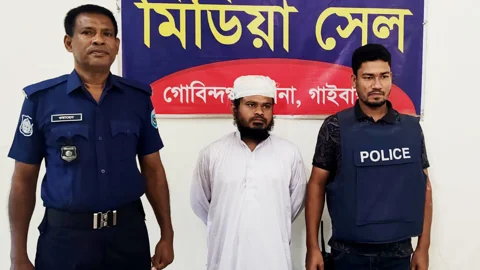 শিক্ষার্থীর মায়ের ভিডিও দিয়ে ব্ল্যাকমেল, গোবিন্দগঞ্জে মাদ্রাসাশিক্ষক গ্রেপ্তার