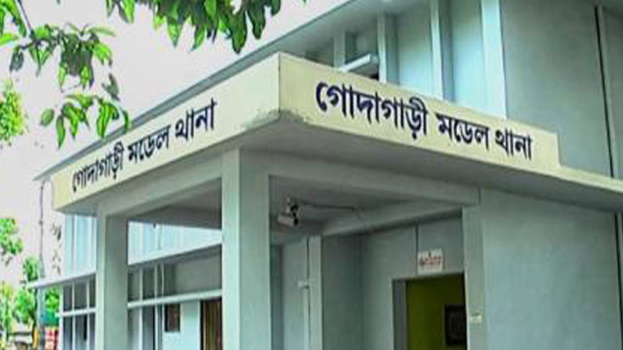 রাজশাহীর গোদাগাড়ী: লিজের নামে ‘পুকুর 
চুরি’ থানা-পুলিশের