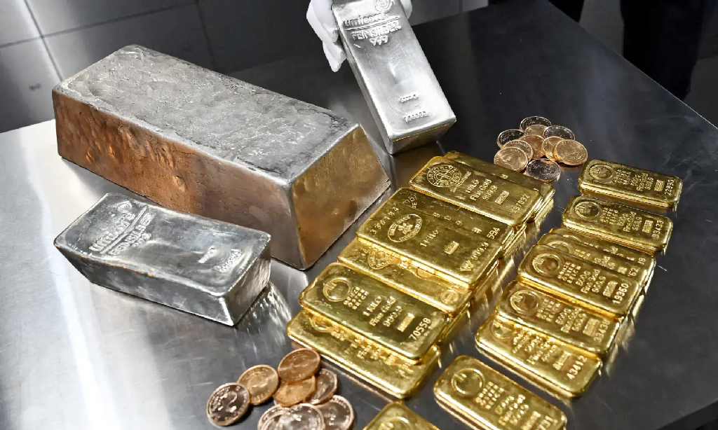 ডলারের দাপটে চাপে সোনা