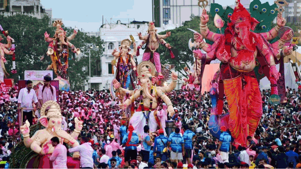 বন্যায় ভেসে গেল লাখো গণেশমূর্তি, উৎসবের আগে বিপর্যয় ভারতে