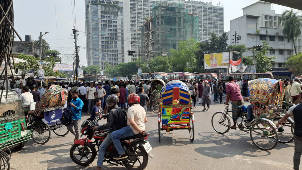 আওয়ামী লীগ নিষিদ্ধের দাবিতে পল্টনে গণঅধিকার পরিষদের সড়ক অবরোধ