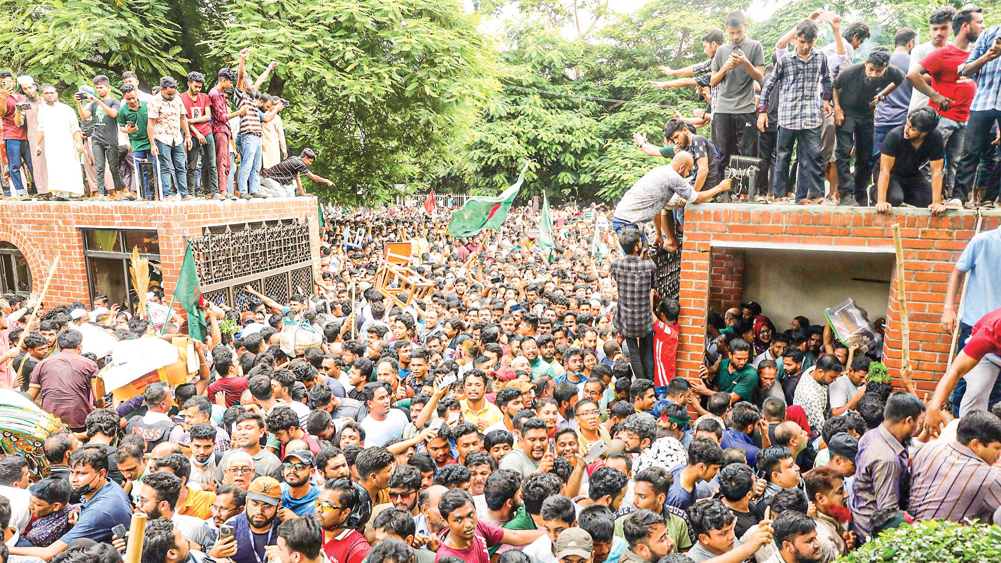 পুরো দেশ যেন গণভবনের পথে