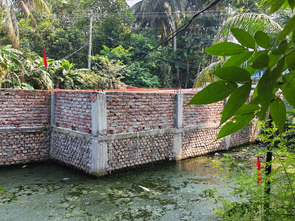 গোপালগঞ্জে সরকারি খাল দখল করে বাড়িঘর নির্মাণ, উচ্ছেদে বিলম্ব নিয়ে প্রশ্ন