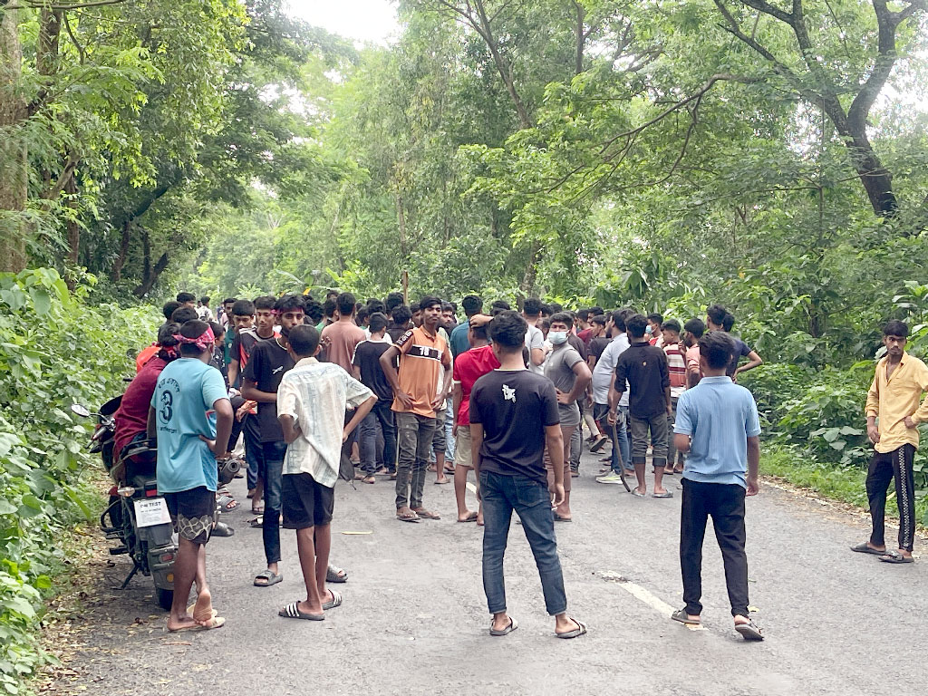 গোপালগঞ্জে প্রবেশের দুটি আঞ্চলিক সড়ক গাছ ফেলে অবরোধ