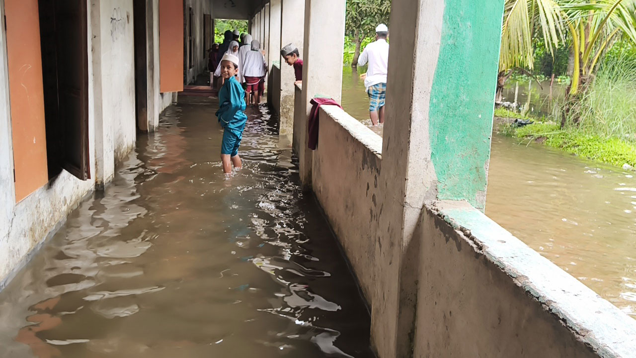 টুঙ্গিপাড়ায় মাদ্রাসার শ্রেণিকক্ষে হাঁটু পানি, চার দিন ধরে বন্ধ পাঠদান