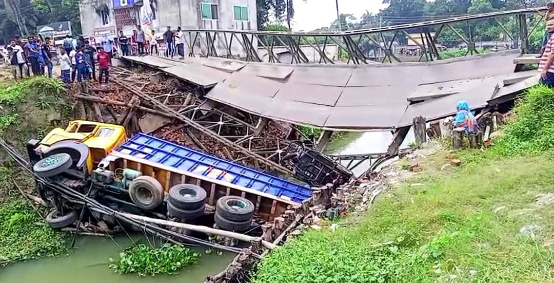 গোপালগঞ্জে বেইলি ব্রিজ ভেঙে বালুভর্তি ট্রাক খালে, আহত ৩