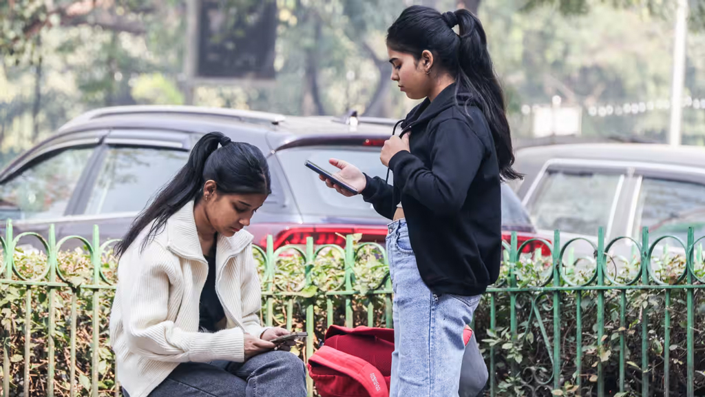 ভারতে নতুন স্মার্টফোনে বাধ্যতামূলক সরকারি অ্যাপ—গোপনীয়তা নিয়ে বিতর্ক তুঙ্গে