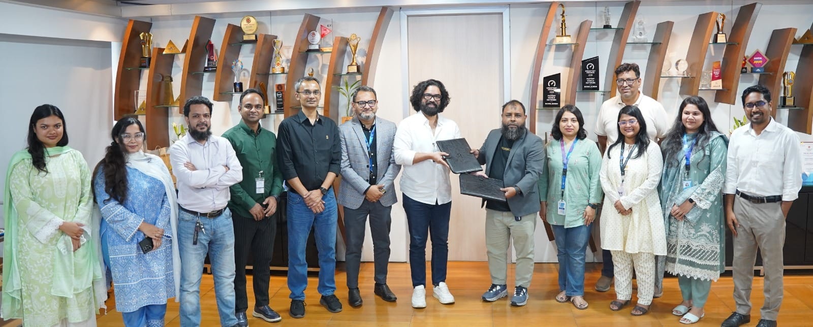 পোশাক কর্মীদের জন্য গ্রামীণফোন ও আপন বাজারের যৌথ উদ্যোগ