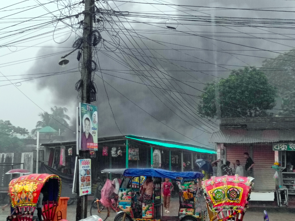 গফরগাঁওয়ে অগ্নিকাণ্ডে তুলার গুদামসহ ৪ দোকান পুড়ে ছাই