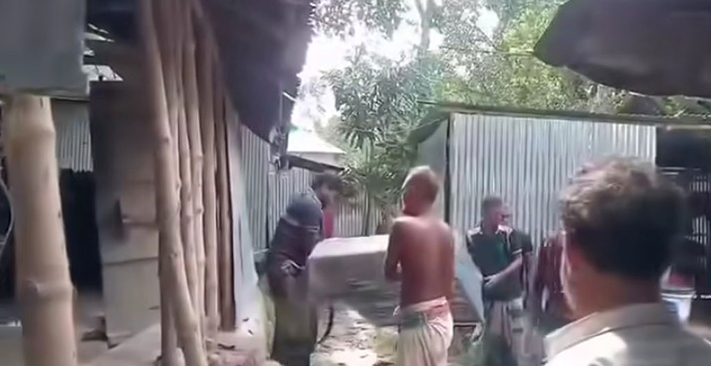 ছেলেকে জিম্মি করে মাকে সংঘবদ্ধ ধর্ষণ: ৫ আসামির বাড়িঘরে ভাঙচুর