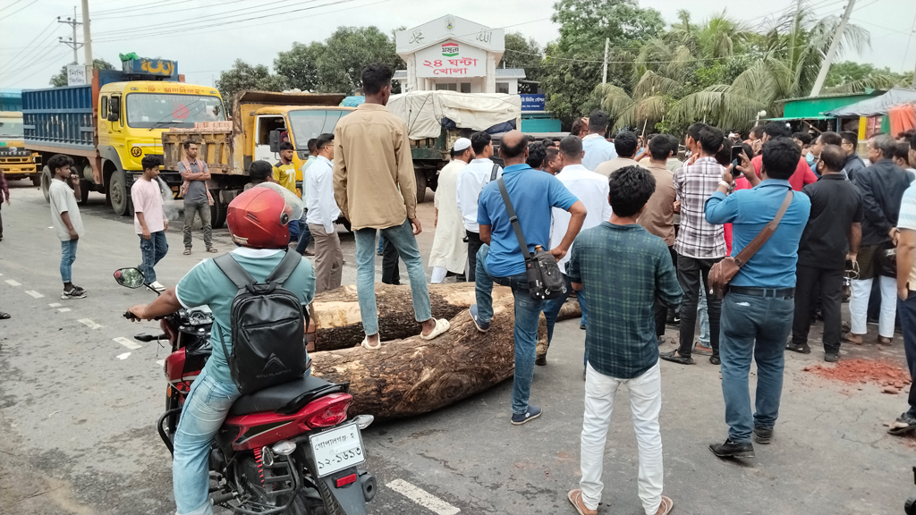 গোপালগঞ্জে তেল না পেয়ে বিক্ষুব্ধ জনতার সড়ক অবরোধ