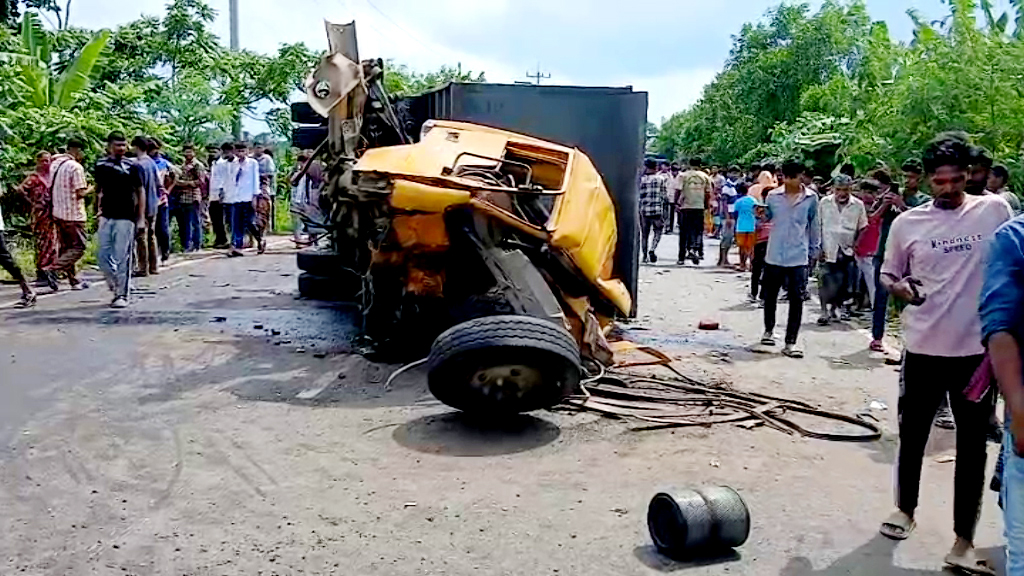 গোপালগঞ্জে ট্রাক-বাসের মুখোমুখি সংঘর্ষে নিহত ৩, আহত ২০