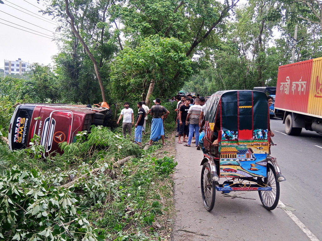 গোপালগঞ্জে দুটি বাস ও ট্রাকের ত্রিমুখী সংঘর্ষে নিহত ১, আহত অন্তত ৫০