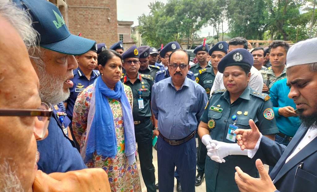 গোপালগঞ্জ জেলা প্রশাসকের কার্যালয়ে মতবিনিময় সভা। ছবি: আজকের পত্রিকা